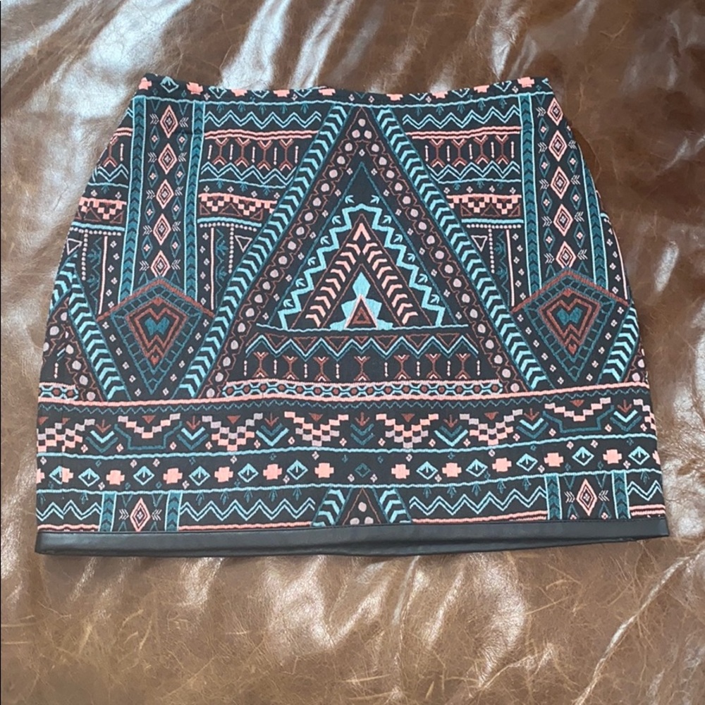 Printed skirt with leather trim